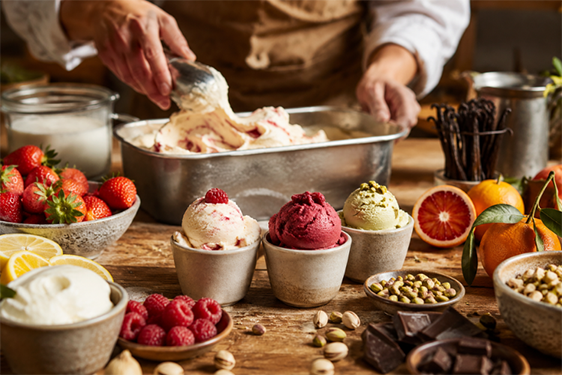glace artisanal confectionner par un glacier avec des produits de saisons